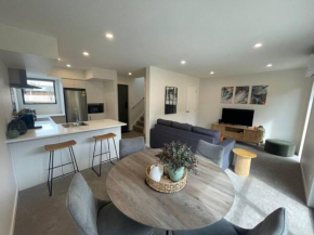New And Serene Two Bedroom Townhouse Close to CBD